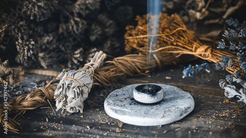 Photographie Weihrauch verbrennt auf einer Räucherkohle-Rauhnächte