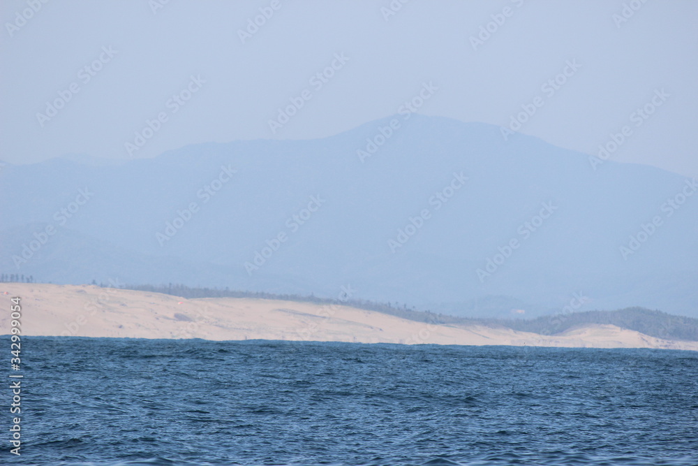鳥取砂丘を船に乗って海から眺める