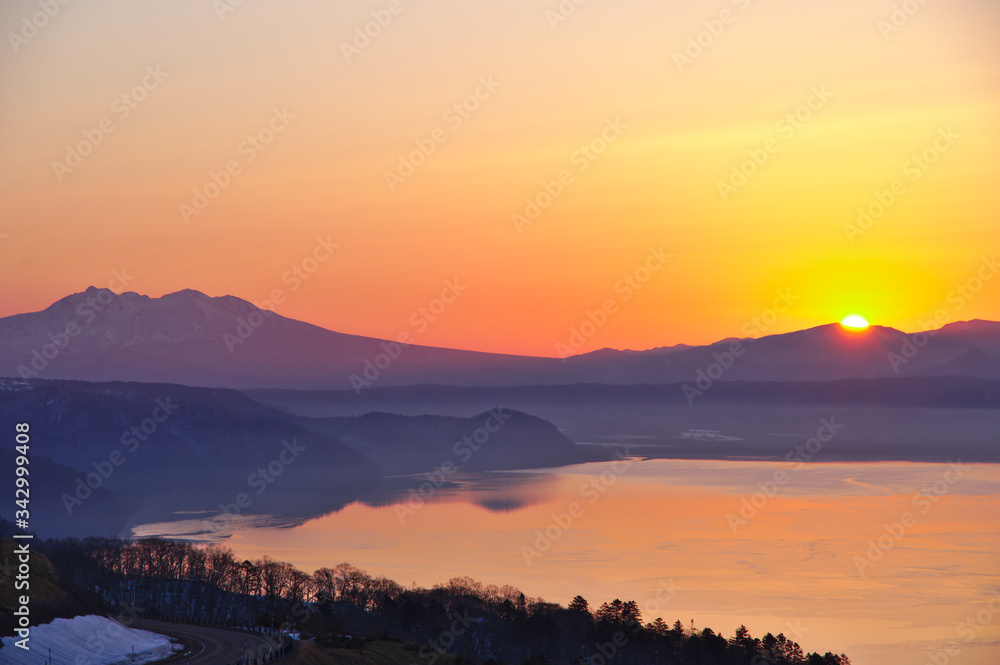 Fototapeta 夜明けの風景。早暁の空に照らされた湖面。美幌峠から眼下に屈斜路湖を見て。