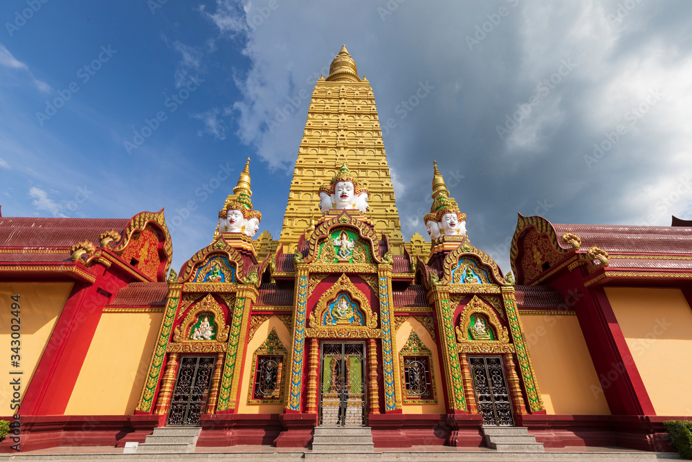 Fototapeta premium タイ国クラビ県の寺院ワット・マハタート・ワチラモンコン