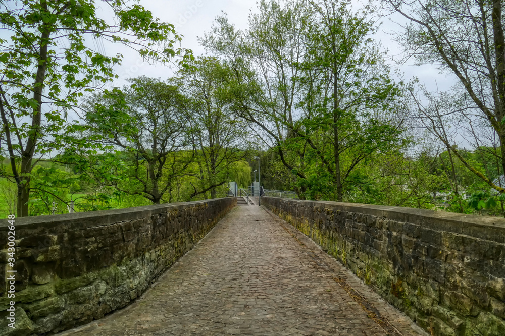 Historische industrielle Brücke im Deilbachtal im Ruhrgebiet