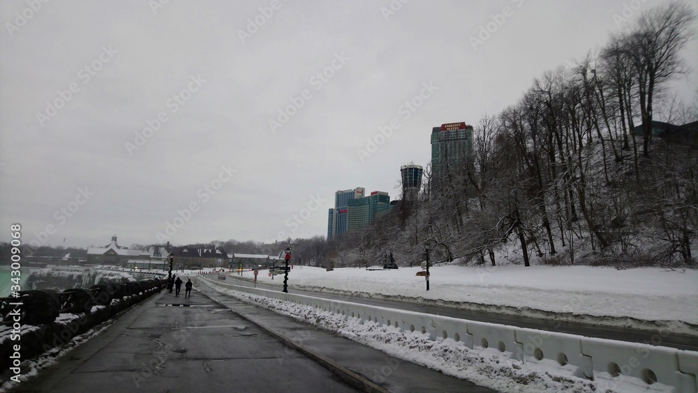 Fototapeta premium Calle en Cascadas de Niagara