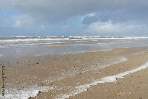 Wellen und Gischt an der Nordseeküste, Insel Sylt, Nordfriesland, Schleswig-Holstein, Deutschland, Europa