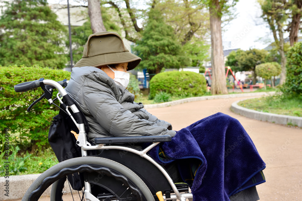 マスクをする高齢者の女性　Elderly woman wearing face mask.
