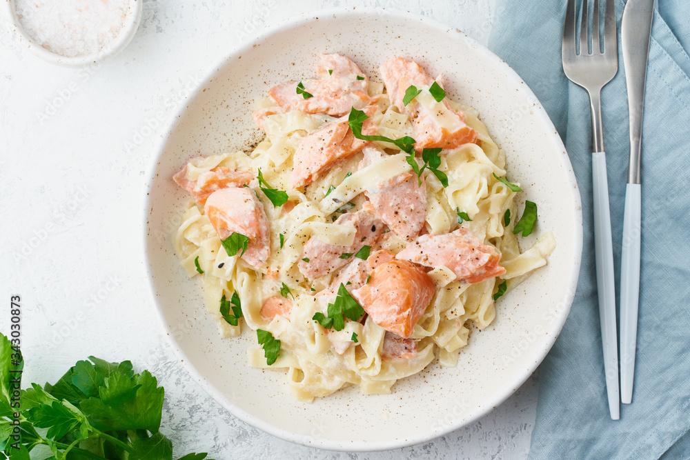 Φωτογραφία Salmon pasta, tagliatelle with fish and creamy sauce