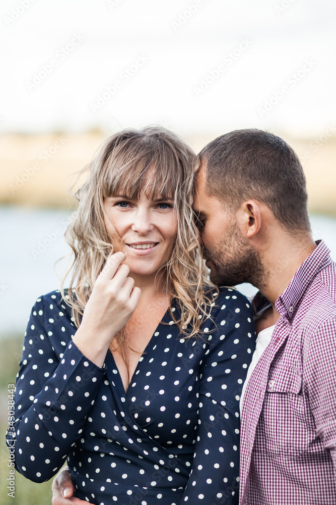 Obraz premium Love Couple in love romantic summer field happy