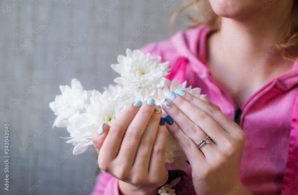 Fototapeta premium Beautiful manicure on the girl 's hands. Spring manicure.