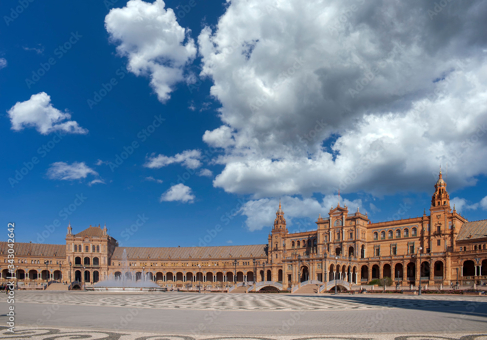 Hermosa plaza de España de la ciudad de Sevilla, España
