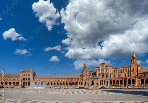 Hermosa plaza de España de la ciudad de Sevilla, España