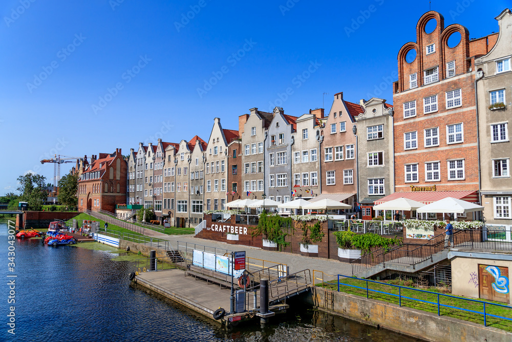 GDANSK, POLEN - 2017 AUGUST 24. Old gothic houses at the Motlawa River waterfront.