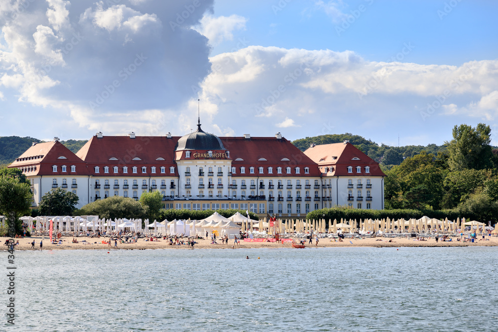 SOPOT, POLEN - 2017 AUGUST 25. Publick sandy beach and Grand Hotel in the background in Sopot.