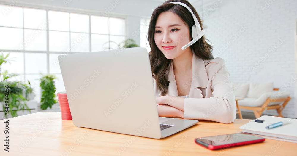 Obraz premium woman has successful video meeting