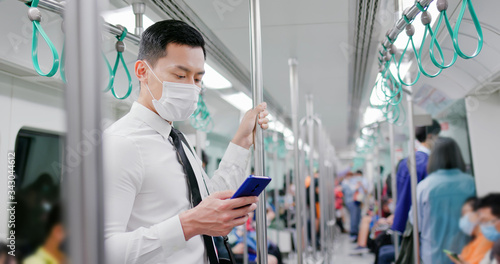 Fotografi man with mask in mrt