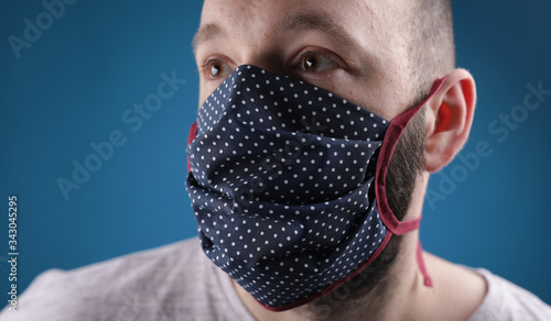 Bild auf Leinwand prävention - mann mit maske zum schutz