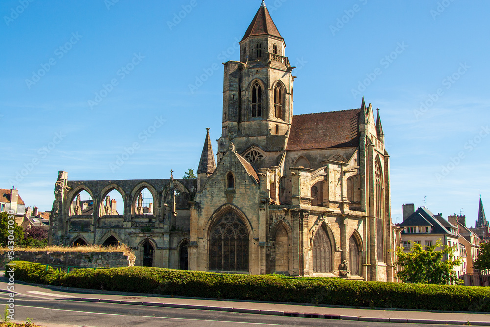 Fototapeta premium Vieux St-Etienne in Caen in der Normandie in Frankreich