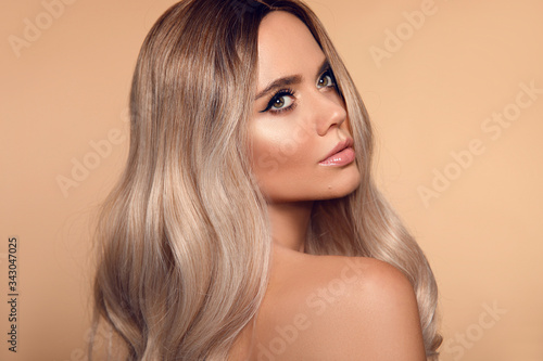 Foto Ombre blond wavy hairstyle