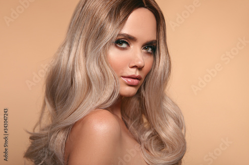 Fotomurale Ombre blond wavy hairstyle