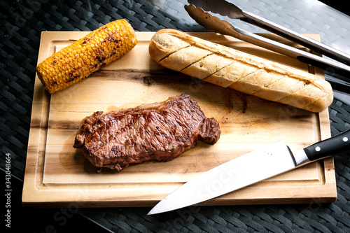 Rumpsteak, Maiskolben und Baguette photo