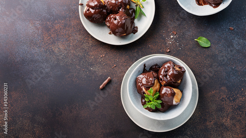 Quadro su tela Traditional italian dessert profiteroles