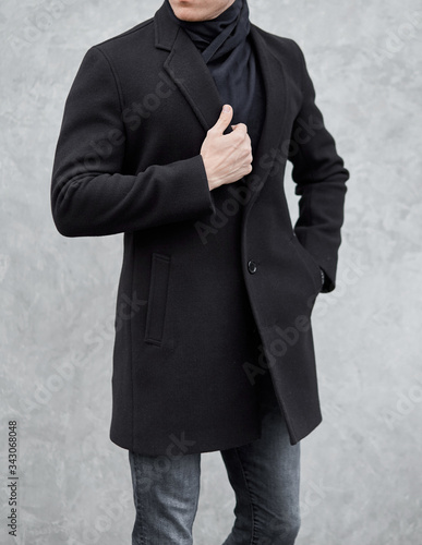 Bilde på lerret man stands wearing black coat at gray background
