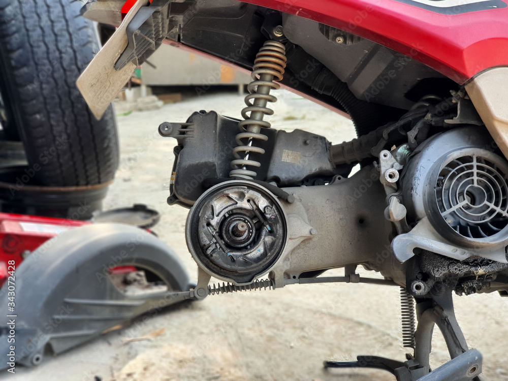 Fototapeta premium Demontaż tylnego koła motocykla