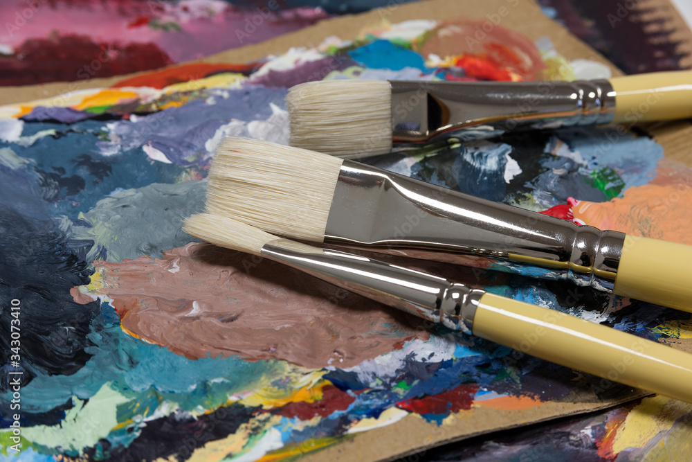 Obraz premium Brushes with bristles on the painting palette
