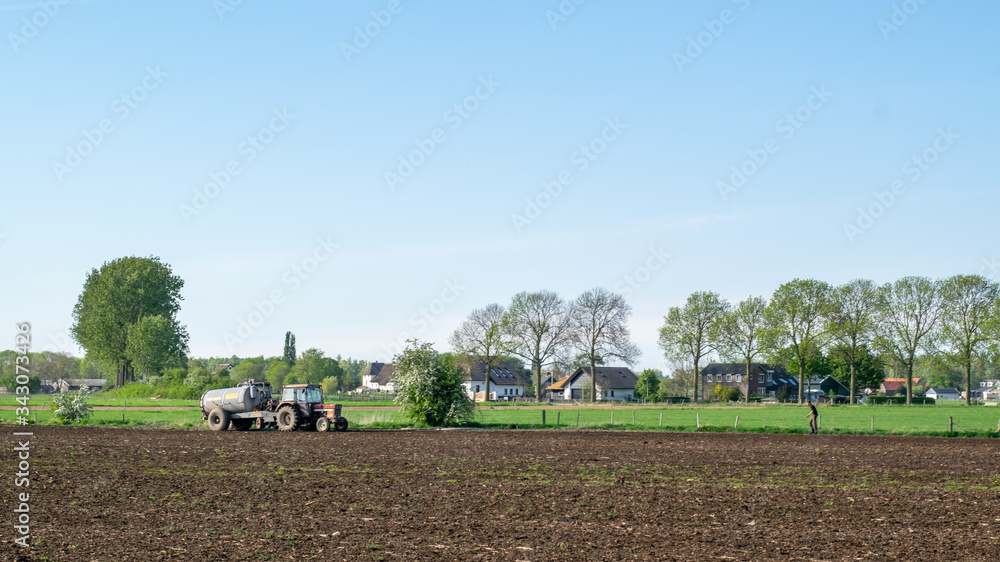 Fototapeta premium Tractor stand in Dutch landscape