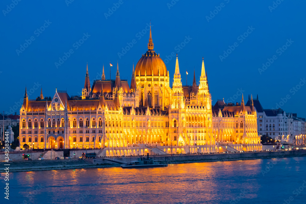 Das ungarische Parlament bei Abenddämmerung im Sommer