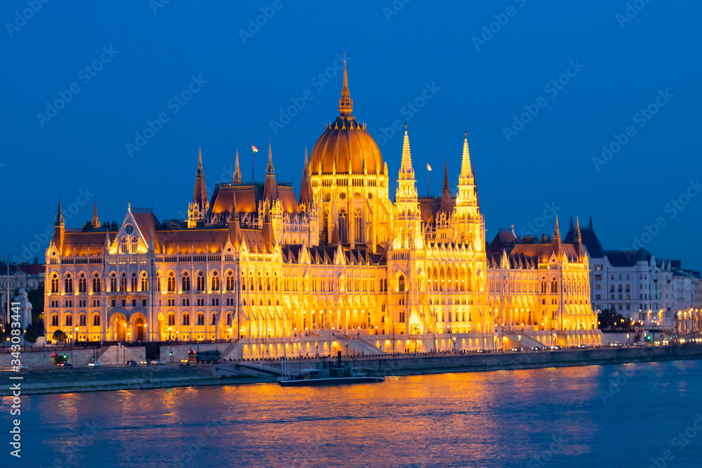 Das ungarische Parlament bei Abenddämmerung im Sommer Das ungarische Parlament bei Abenddämmerung im Sommer