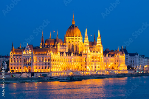 Das ungarische Parlament bei Abenddämmerung im Sommer
