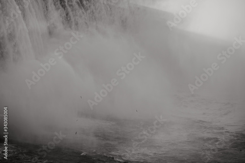 les puissantes chutes du Niagara en noir et blanc