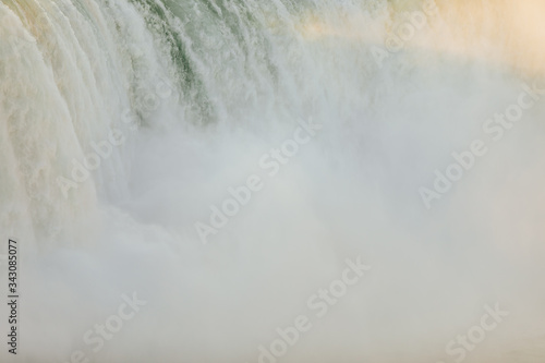 les puissantes chutes du Niagara au lever du soleil
