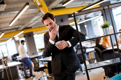 Young businessman wearing b...