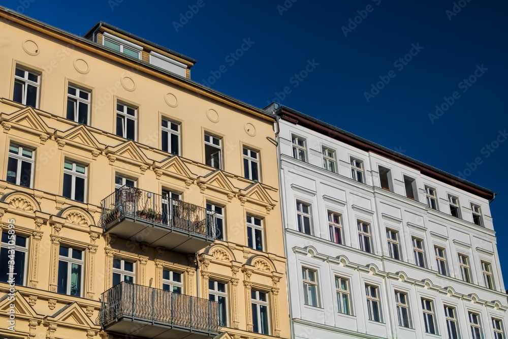 berlin, deutschland - sanierte altbauten in prenzlauer berg