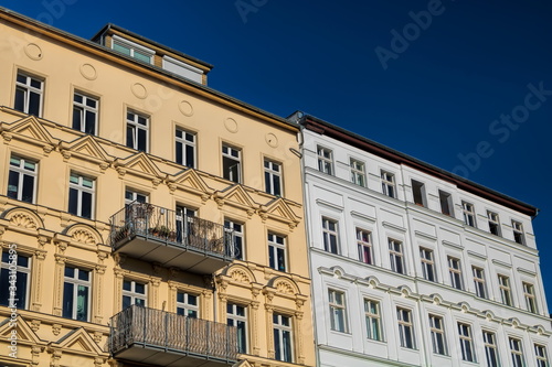 berlin, deutschland - sanierte altbauten in prenzlauer berg