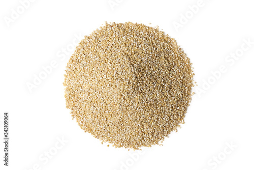 Kasza jęczmienna usypana w stos na białym tle