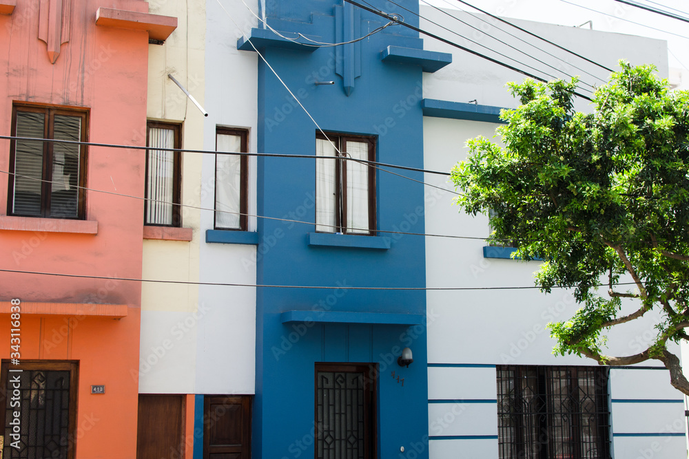 Foto de Fachada de colores en una casa de Lima, en Perú do Stock | Adobe  Stock