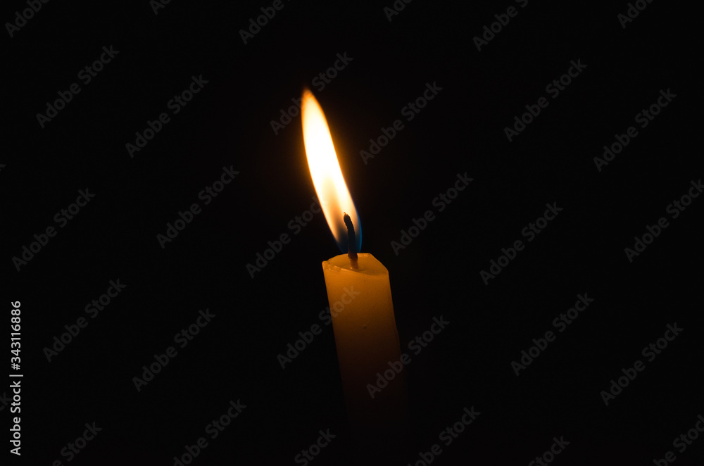 Llama de una vela sombre fondo negro Llama de una vela sombre fondo negro