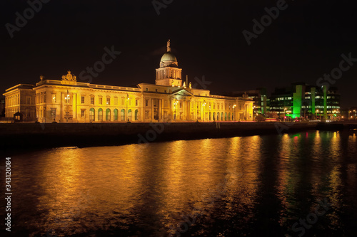 Billede på lærred Custom House In Dublin at Night in Ireland