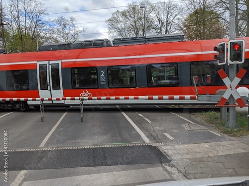 Nahverkehrszug am Bahnübergang, https://stock.adobe.com/de/contributor/64369/ebraxas