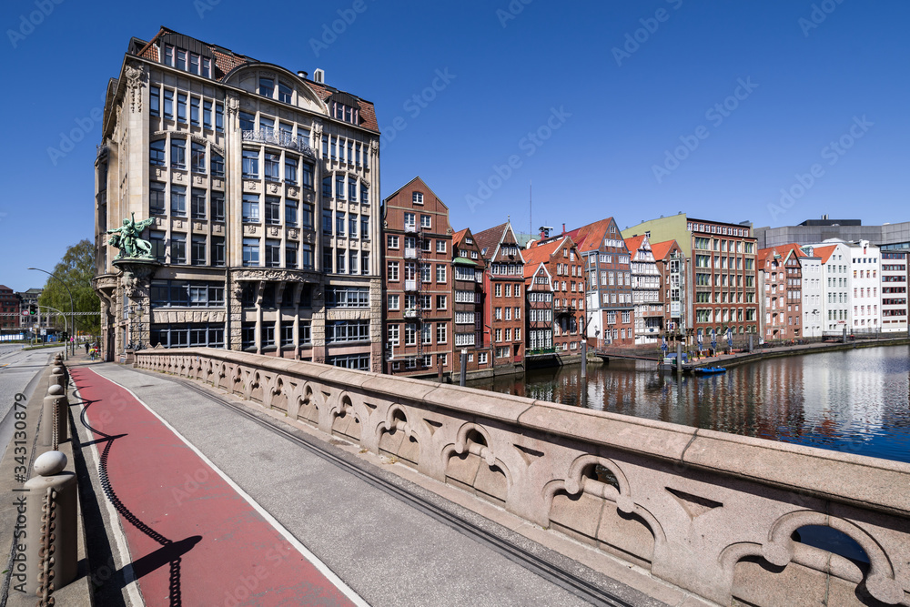 Hohe Brücke Altstadt Hamburg sonnig entzerrt