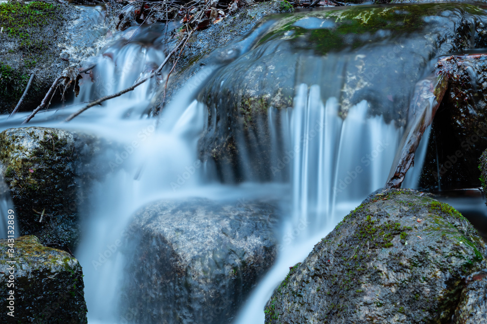 Fototapeta premium Kleiner Wasserfall an der Oker