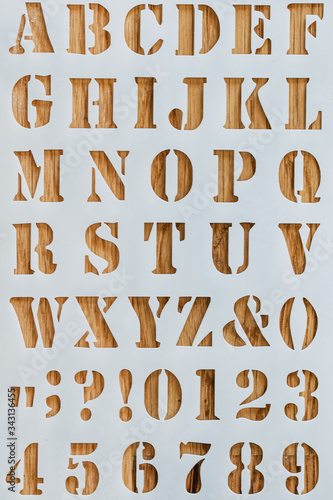 Lettres de l'alphabet et nombres découpé dans du bois avec fond blanc