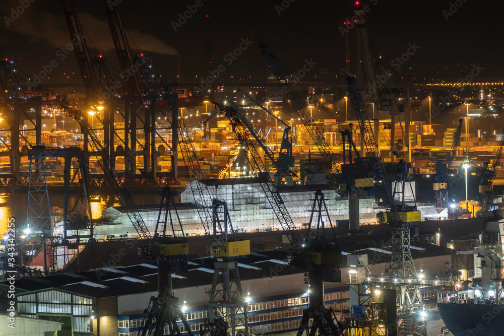 Hamburger Hafen bei Nacht, Schiffswerft und Containerterminal