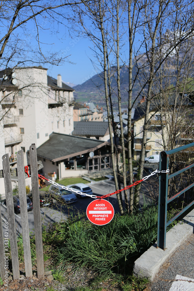 Panneau de signalisation routière devant une résidence : propriété privée.