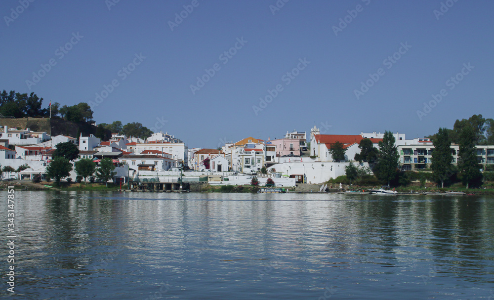 Alcoutim, un pequeño pueblo de la región del Algarve en Portugal. Vista de su puerto deportivo y casas a orillas del río Guadiana desde la orilla española en Sanlúcar de Guadiana.