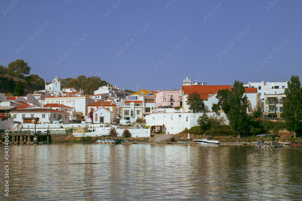 Alcoutim, un pequeño pueblo de la región del Algarve en Portugal. Vista de su puerto deportivo y casas a orillas del río Guadiana desde la orilla española en Sanlúcar de Guadiana.