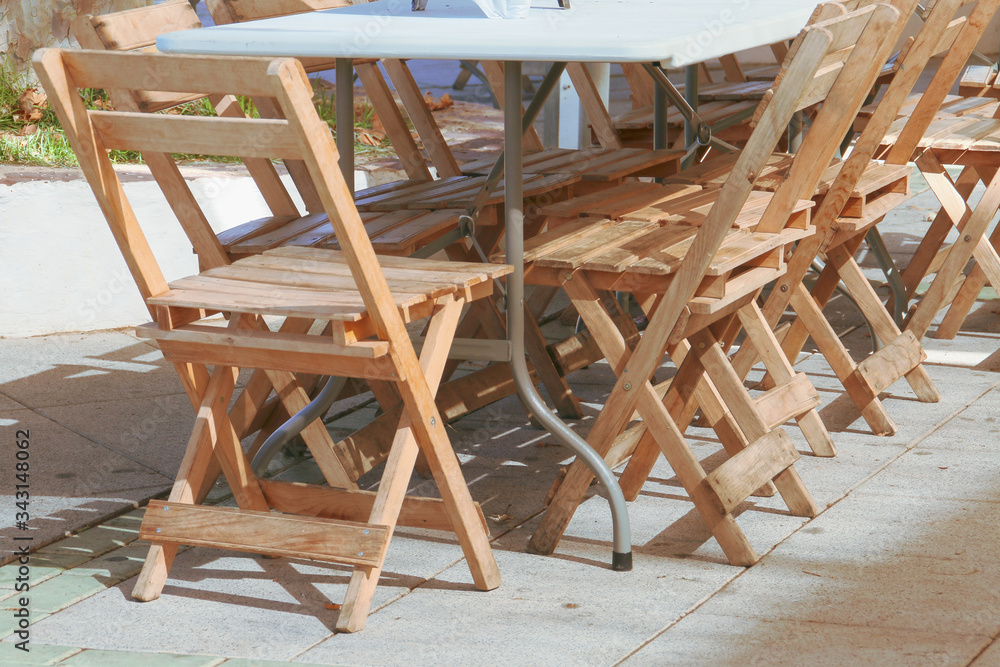 Sillas de madera plegables. Tradicionales sillas usadas en las fiestas  populares al aire libre en los pueblos y ciudades de España. Stock Photo |  Adobe Stock