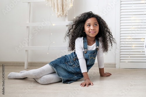 Foto The African American child looks directly into the camera in the children's room