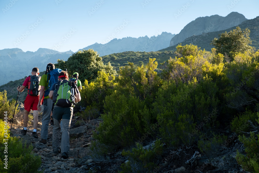 Grupo de montañeros en el Parque Regional de la Sierra de Gredos, realizando la ruta desde Puente Pinillo al pico del Almanzor.